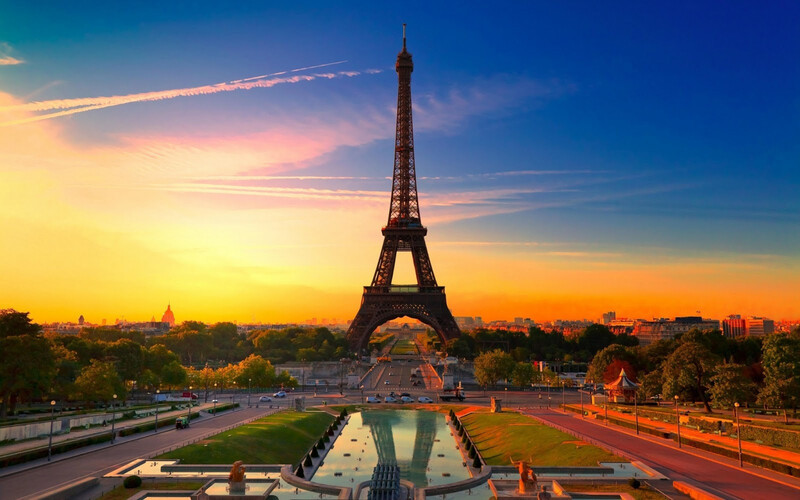 Ngắm mặt trời lặn ở tháp Eiffel
