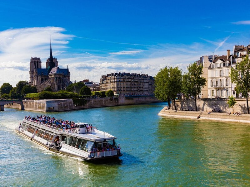Ngồi thuyền trên sông Seine