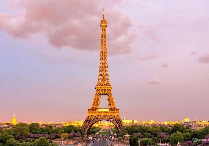Tháp Eiffel dưới ánh hoàng hôn
