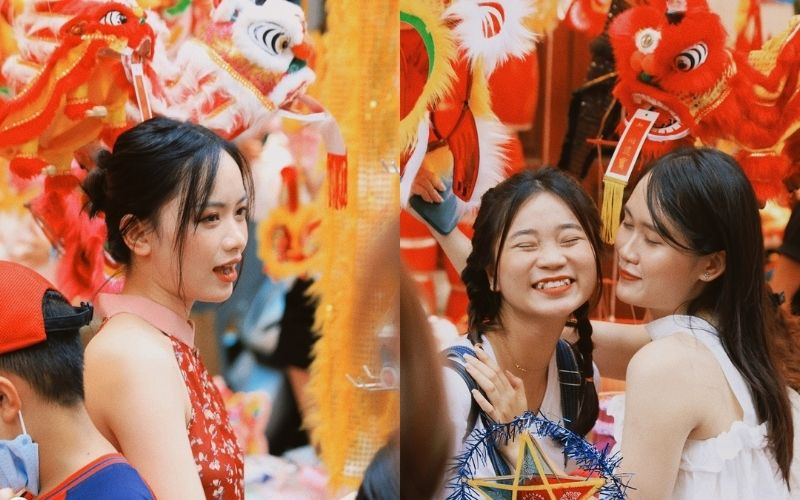 Các bạn trẻ check-in trước những quầy hàng