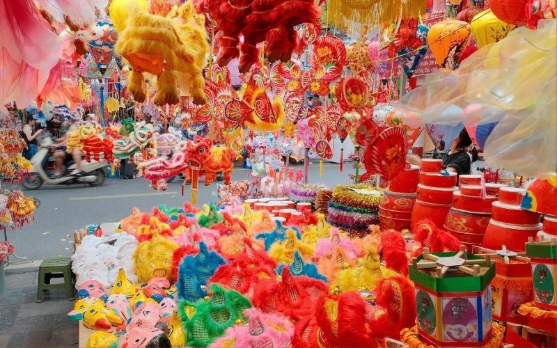 Ngoài chiếc đèn ông sao còn bắt gặp nhiều món đồ chơi khác được bày bán