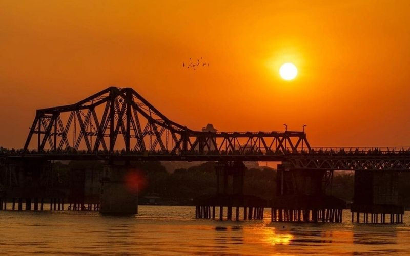 Ánh hoàng hôn rực rỡ khiến cầu Long Biên bừng sáng