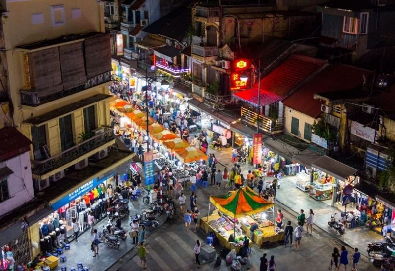 Không khí nhộn nhịp của chợ đêm Phố Cổ Hà Nội