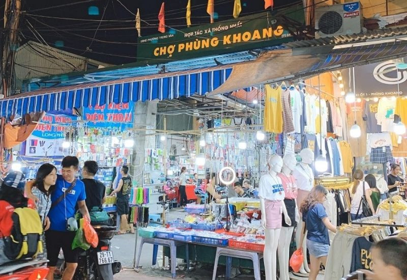 Chợ đêm Phùng Khoang là thiên đường ẩm thực và vui chơi trong tour Hà Nội
