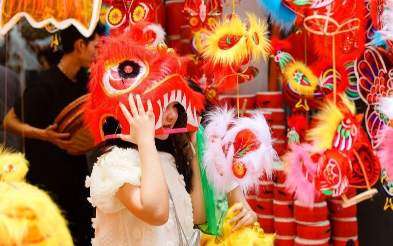 Đầu lân là mặt hàng phổ biến trên phố Hàng Mã dịp Trung thu