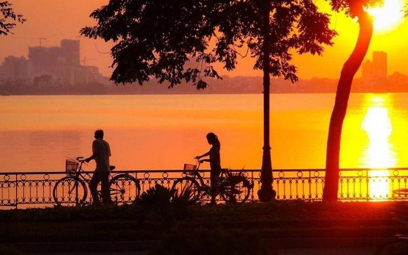 Hoàng hôn Hà Nội rực rỡ và lãng mạn