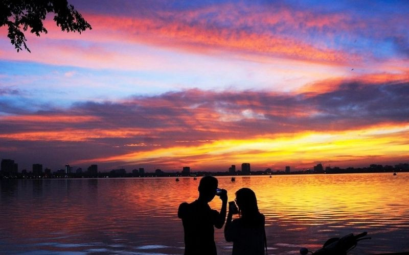 Bầu trời cam rực rỡ với những bóng đen nghệ thuật