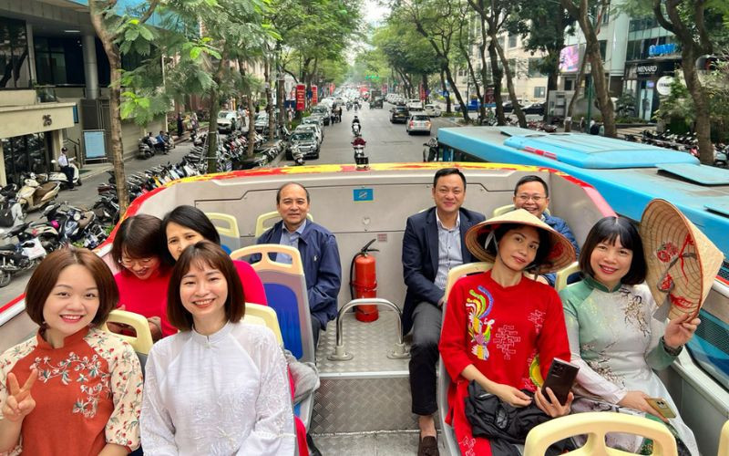 Ngắm nhìn toàn cảnh thành phố từ trên cao với xe bus 2 tầng tại Hà Nội 