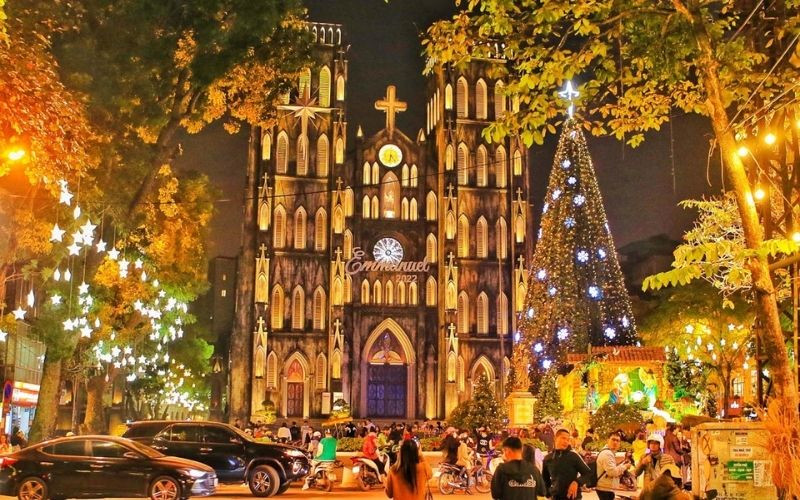 Nhà thờ Lớn có kiến trúc Gothic cổ điển, lung linh vào dịp Noel Nhà thờ Lớn có kiến trúc Gothic cổ điển, lung linh vào dịp Noel