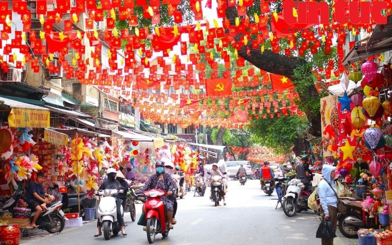 Phố Hàng Mã rực rỡ sắc màu dịp Trung thu 2025