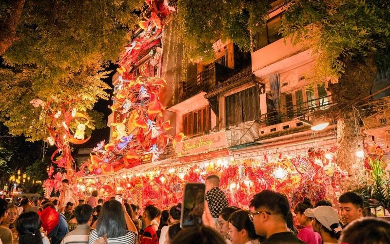Phố đèn trung thu Hà Nội về đêm lên đèn rực rỡ