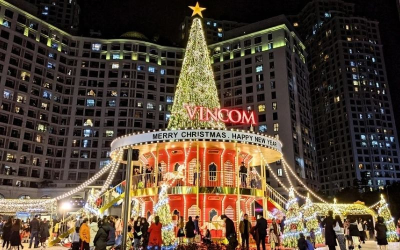 Vincom Bà Triệu với cây thông Noel khổng lồ và tiểu cảnh ánh sáng rực rỡ Vincom Bà Triệu với cây thông Noel khổng lồ và tiểu cảnh ánh sáng rực rỡ