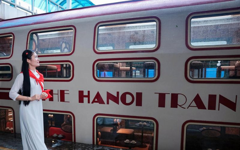 Áo dài là trang phục được recommend khi đi tàu Di Sản Hà Nội Áo dài là trang phục được recommend khi đi tàu Di Sản Hà Nội