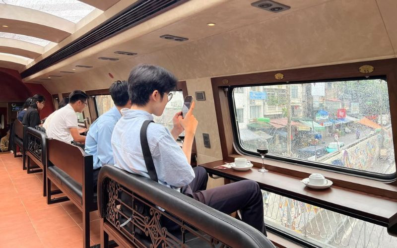 Tàu có thiết kế cửa sổ lớn để ngắm mọi góc của Hà Nội Tàu có thiết kế cửa sổ lớn để ngắm mọi góc của Hà Nội