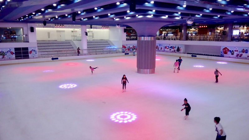 Sân trượt băng Vincom Ice Rink rộng lớn