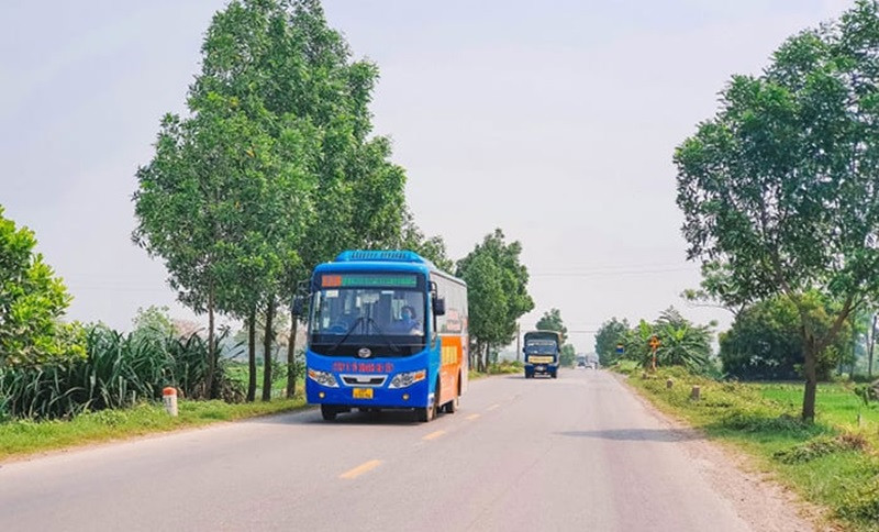 Xe buýt phương tiện rẻ nhất đi đến làng cổ Đường Lâm