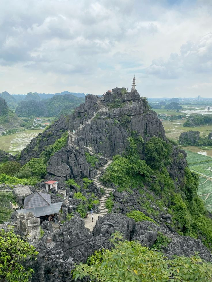Hang Múa - Đài quan sát toàn cảnh Ninh Bình trên cao Hang Múa - Đài quan sát toàn cảnh Ninh Bình trên cao