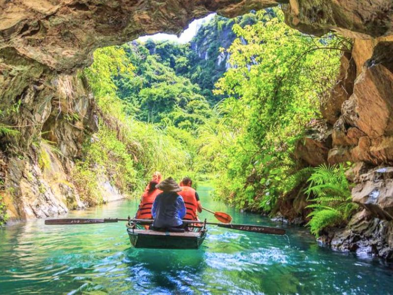 Du ngoạn Tràng An bằng thuyền