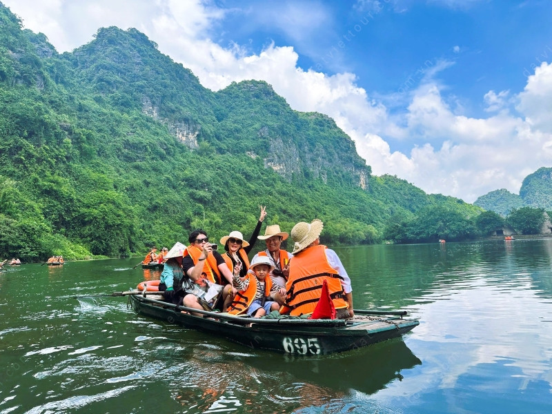 Hình ảnh đoàn khách tour Ninh Bình tại Đất Việt Tour