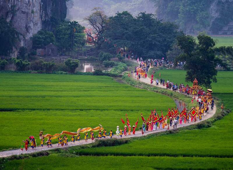 Lễ hội đền Thái Vi thu hút nhiều người dân và khách du lịch tham gia