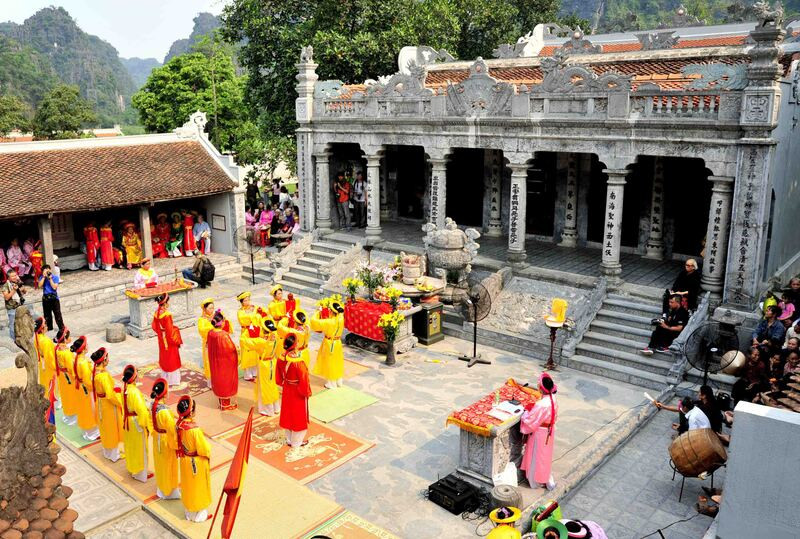 Sân rồng trước đền Thái Vi