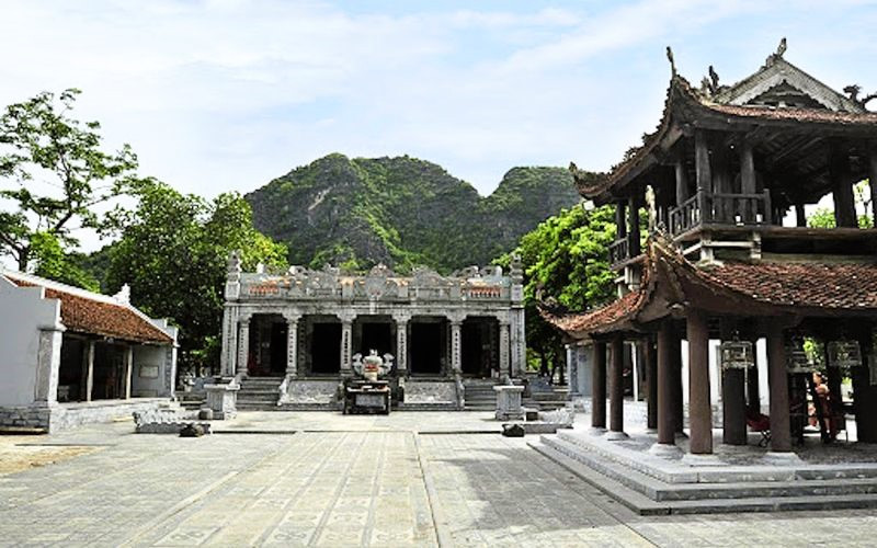 Tại đây hướng dẫn viên tour du lịch Ninh Bình sẽ kể lại những câu chuyện đầy kỳ bí
