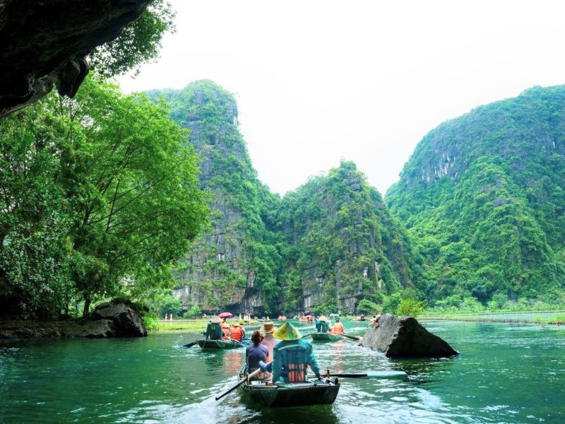 Trải nghiệm đi thuyền khám phá Tam Cốc