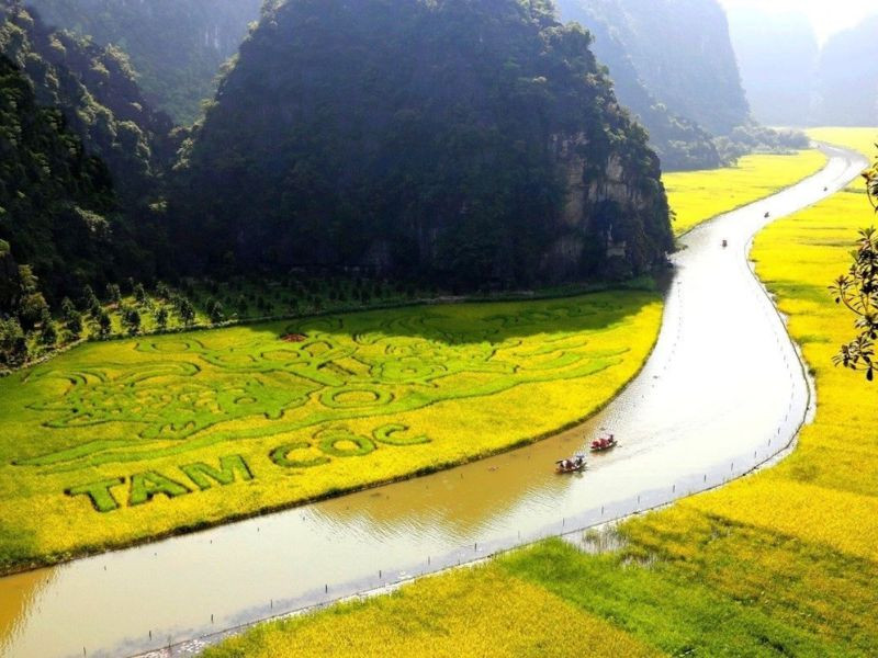 Vẻ đẹp non nước hữu tình của Tam Cốc 