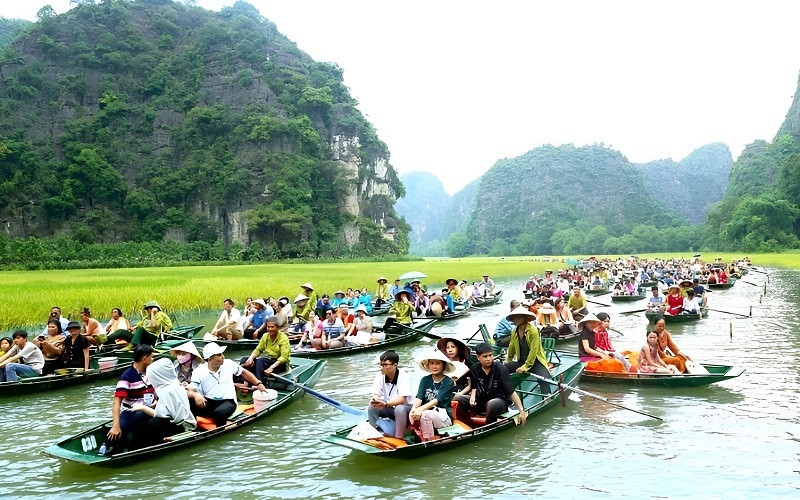 Du khách trải nghiệm ngồi thuyền khám phá Tràng An