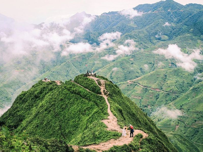 Không gian xung quanh sống lưng khủng long Tà Xùa 