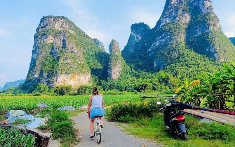 Vừa đạp xe vừa tận hưởng thiên nhiên trong lành