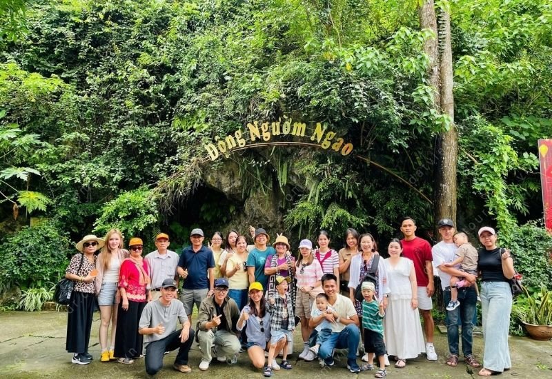 Du khách check-in động Ngườm Ngao trong tour du lịch miền Bắc