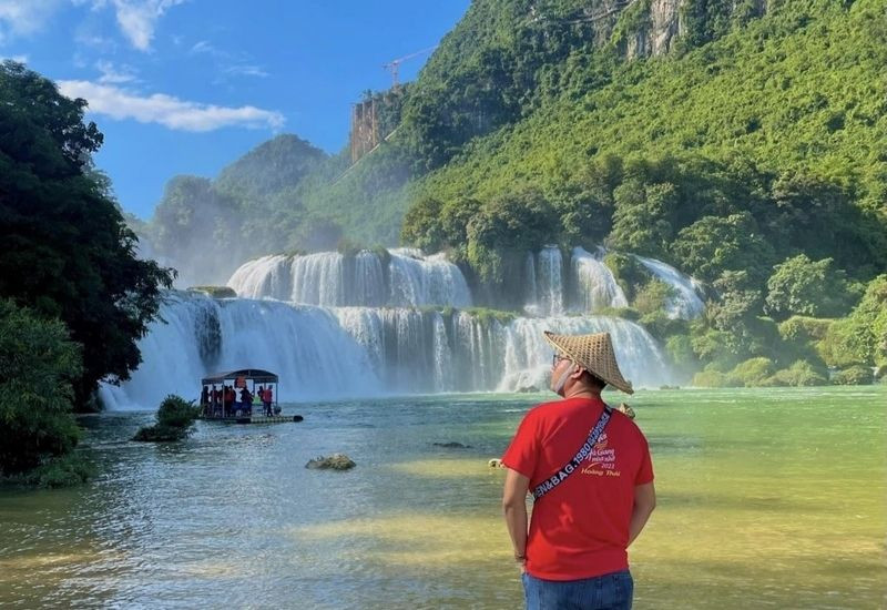 Khung cảnh Thác Bản Giốc dịu mát mùa giao mùa