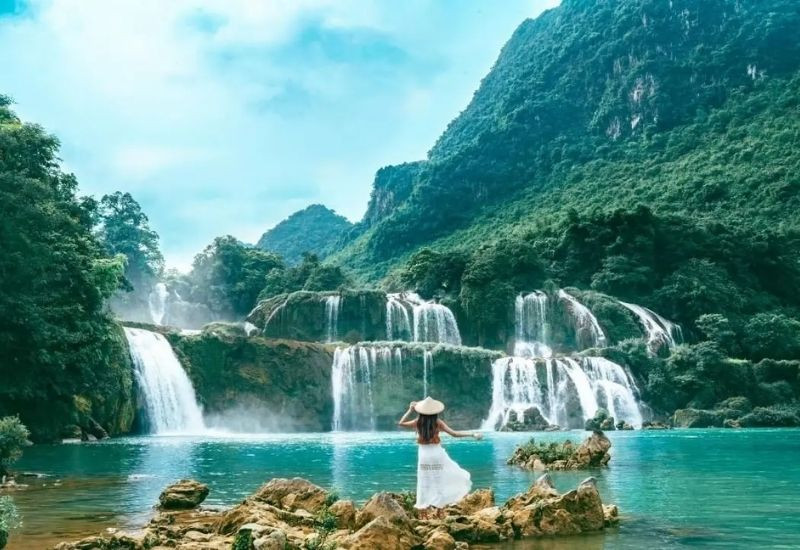 Thác Bản Giốc trong xanh giữa mùa thu