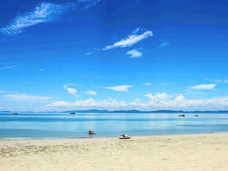 Bãi tắm Hồng Vàn xanh mát
