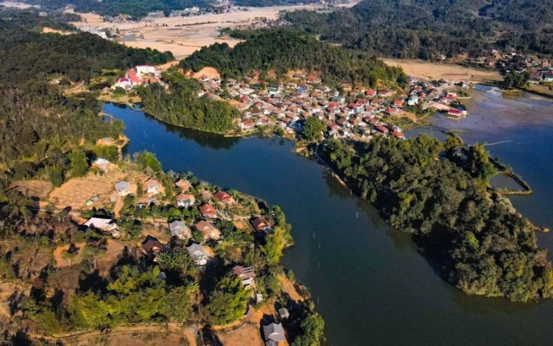 Những hộ dân sinh sống xen kẽ quanh hồ