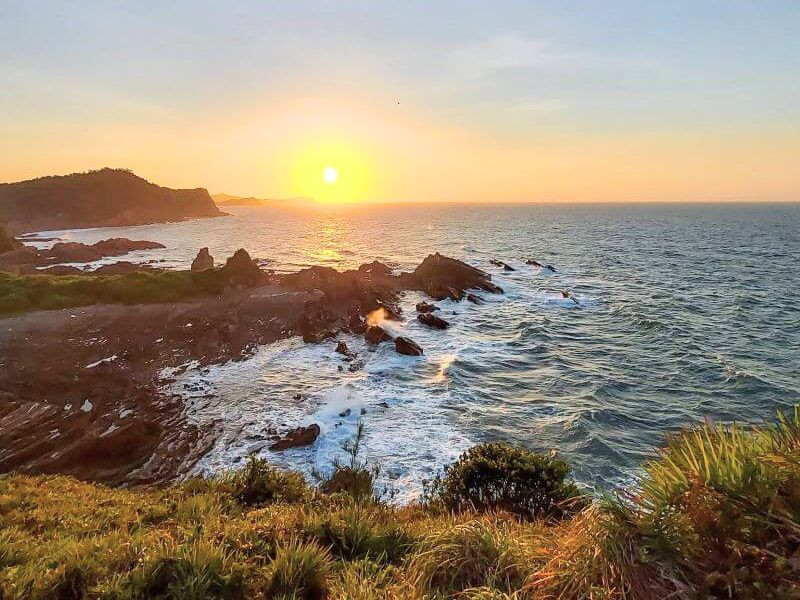 Bình minh trên bãi đá Móng Rồng