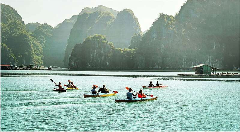 Chèo kayak tại Vịnh Lan Hạ là trải nghiệm tuyệt vời 