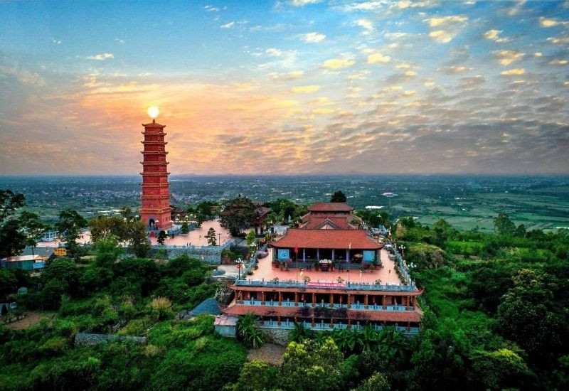 Tháp Tường Long nổi bật giữa không gian biển trời Đồ Sơn