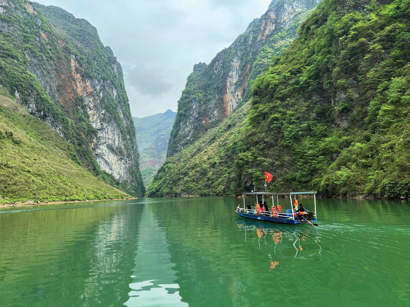 Dạo thuyền trên sông Nho Quế