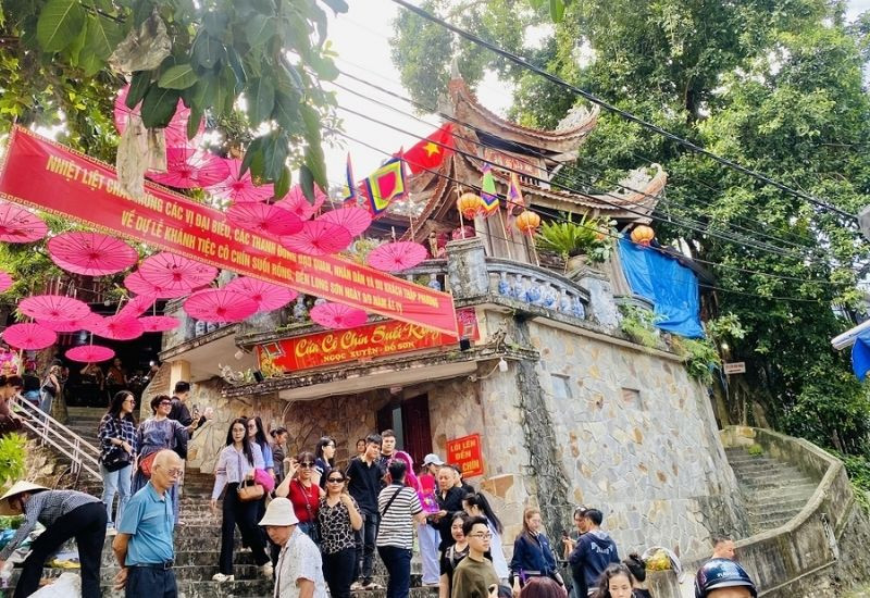 Đền Cô Chín Suối Rồng là địa điểm tâm linh được nhiều người ghé đến