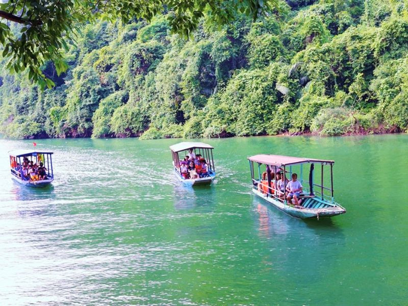 Đi thuyền tham quan Hồ Ba Bể