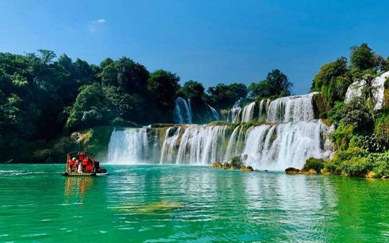 Tour Cao Bằng Tết - Ngắm Hồ Ba Bể yên bình với cảnh núi non