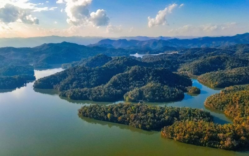 Hồ có nhiều hòn đảo lớn nhỏ