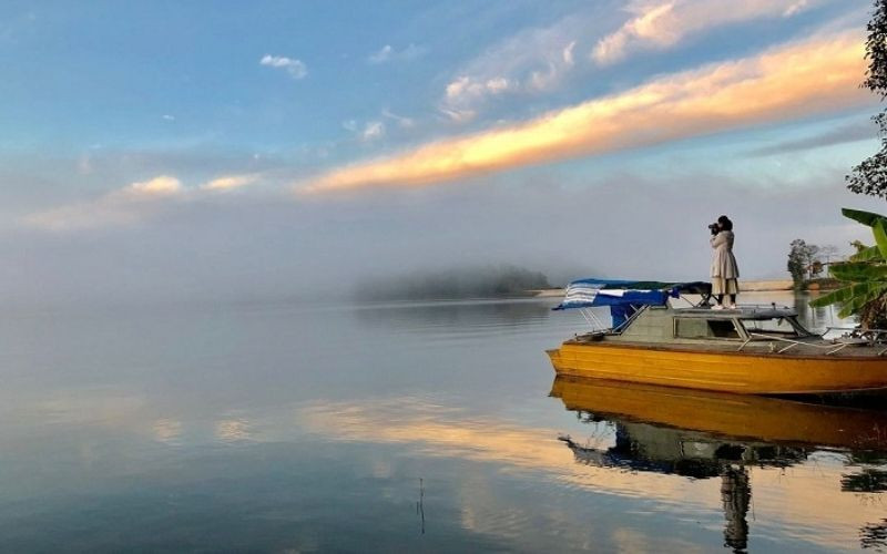 Tour miền Bắc - Du khách được đi thuyền khám phá lòng hồ