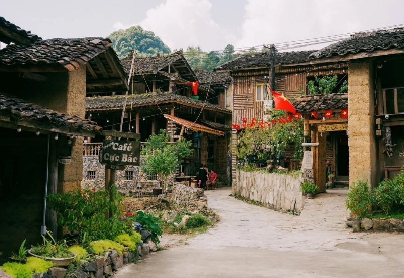 Lô Lô Chải bình dị với hàng rào đá và những mái nhà truyền thống 