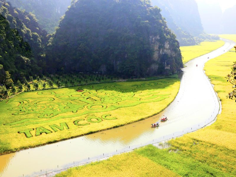 Nước non đậm chất hữu tình