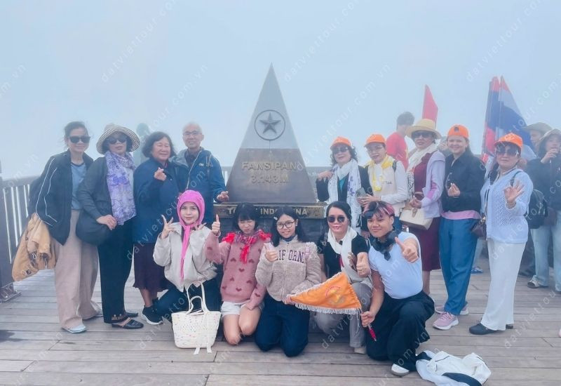 Săn mây Fansipan và ngắm núi rừng Sapa từ độ cao 3.143 m 