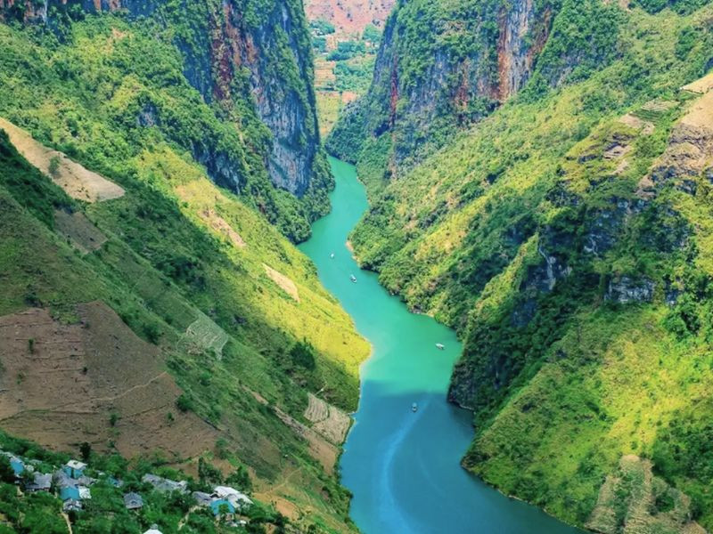 Sông Nho Quế vô cùng hùng vĩ