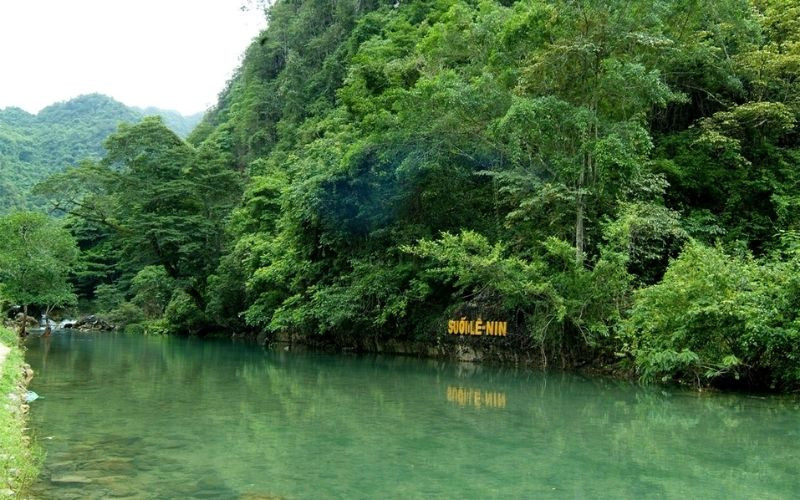 Khu di tích Pác Bó Cao Bằng với Suối Lê Nin xanh ngọc